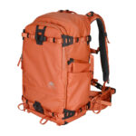 Summit-Creative Tenzing Backpack met geopende voorkant en zichtbaar cameravak