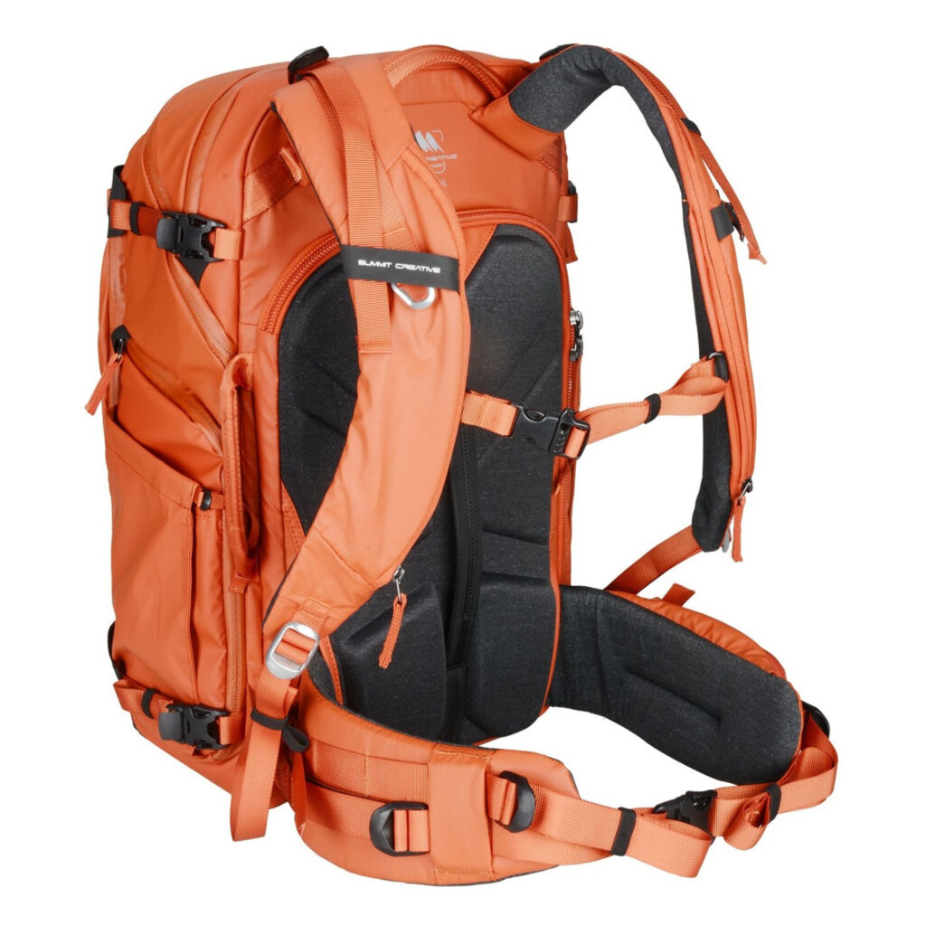 Summit-Creative Tenzing Backpack drie-kwart vooraanzicht met gesloten bovenkant