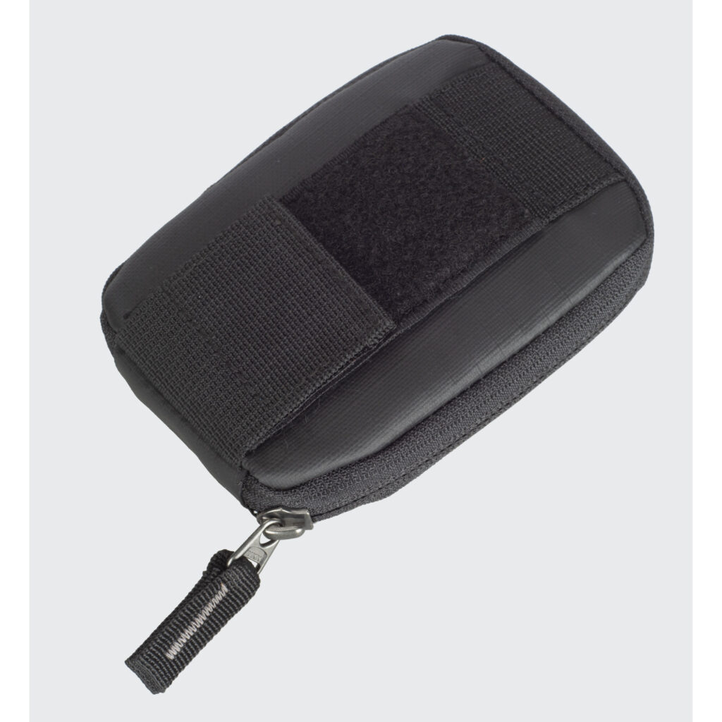 Summit-Creative Bottle bag achterzijde in zwart met klittenbandsluiting en lusbevestiging