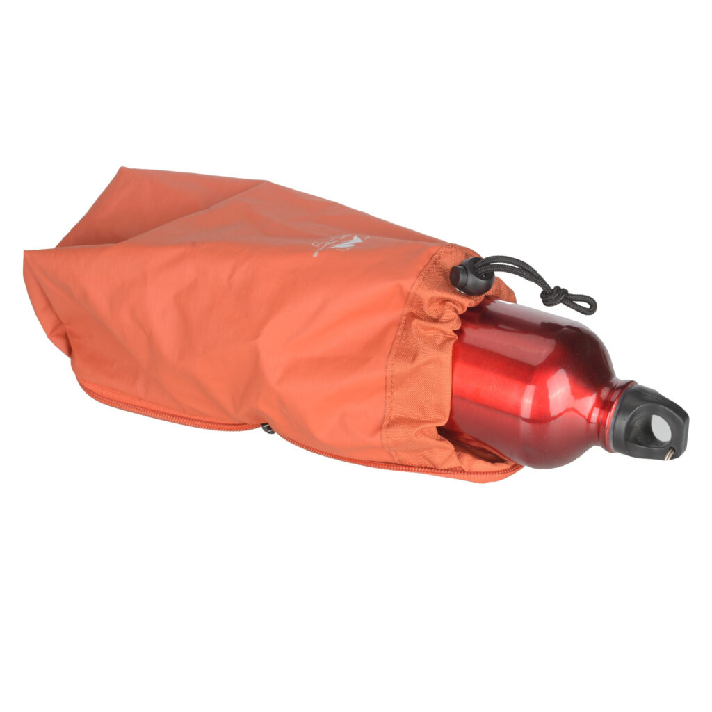 Summit-Creative Bottle bag uitgevouwen met rode drinkfles erin zichtbaar vanuit zijkant