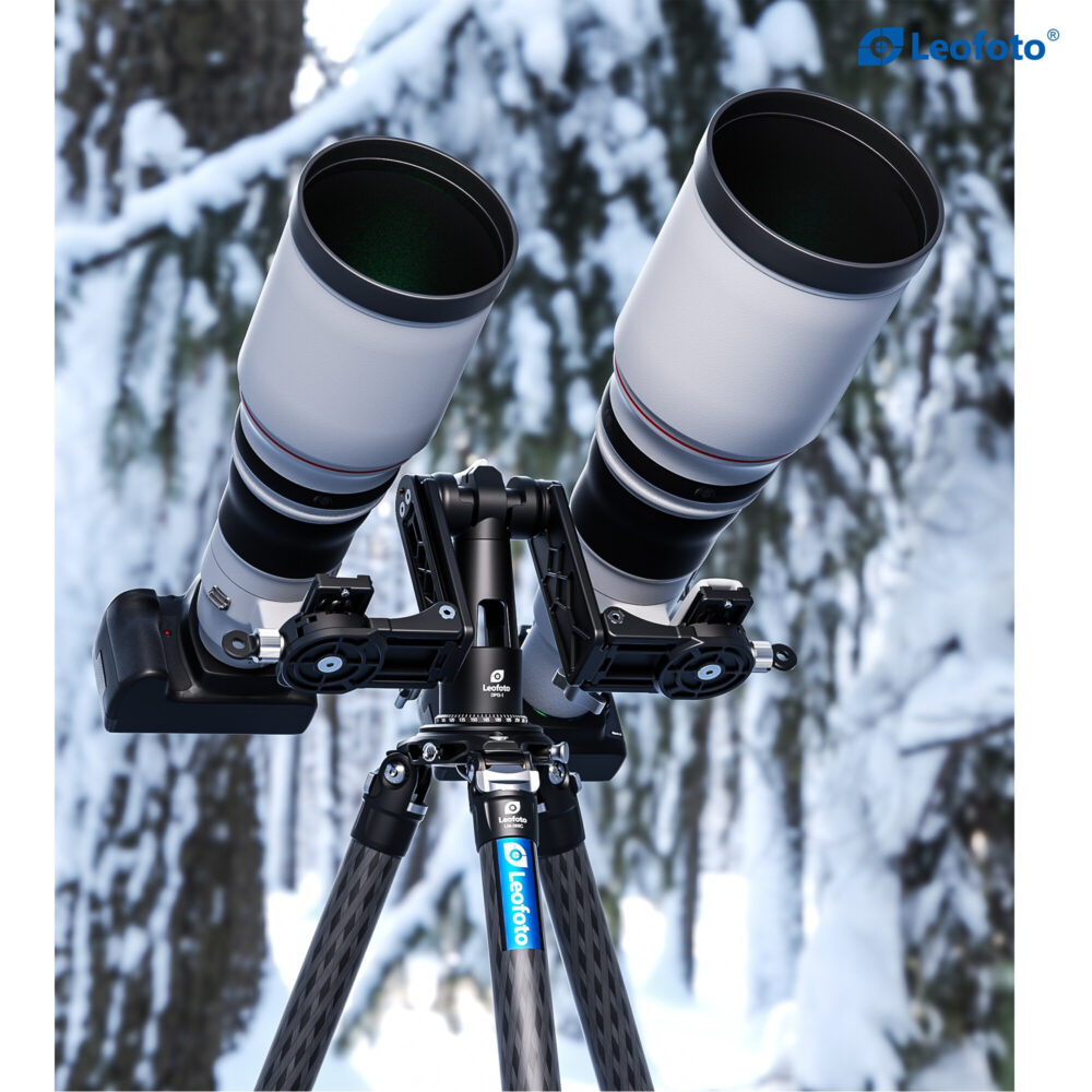 Leofoto DPG-01 2-weg kantelkop met twee telelenzen opgesteld op statief in besneeuwd boslandschap.