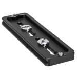 Leofoto PLA-130 Snelkoppelingsplaat onderaanzicht met 1/4"- en 3/8"-schroeven en afgeschuinde randen