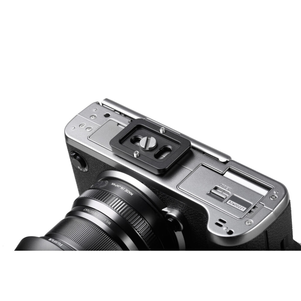 Leofoto PU-25 Snelkoppelingsplaat onder camera op Leofoto LH-seriestatiefkop