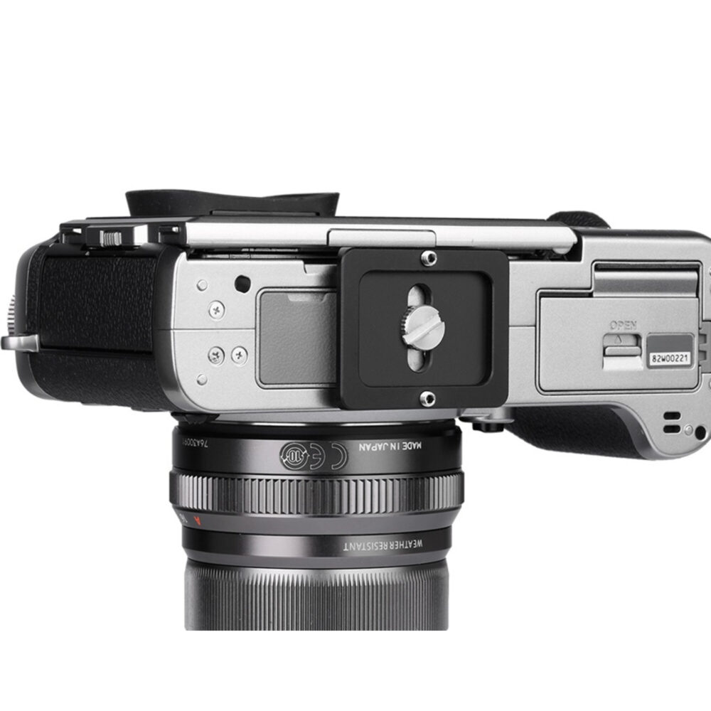 Leofoto NP-30 Snelkoppelingsplaat gemonteerd onder compactcamera op Arca-Swiss compatibele statiefkop