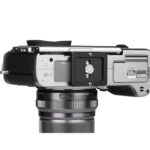 Leofoto NP-30 Snelkoppelingsplaat gemonteerd onder compactcamera op Arca-Swiss compatibele statiefkop