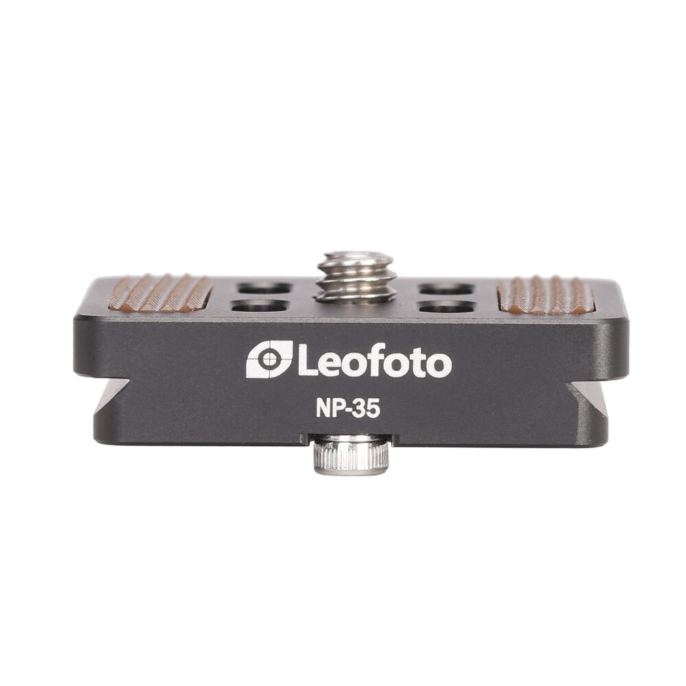 Leofoto NP-35 Snelkoppelingsplaat  zijaanzicht met logo en Arca-Swiss compatibele klemrand