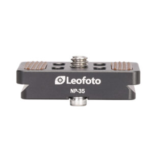 Leofoto NP-35 Snelkoppelingsplaat  zijaanzicht met logo en Arca-Swiss compatibele klemrand