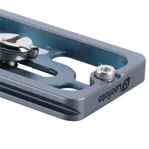 Leofoto NP-65T Snelkoppelplaat zijaanzicht met Arca-Swiss profiel en gegraveerd logo