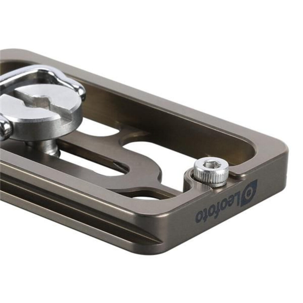 Leofoto NP-65T Snelkoppelingsplaat bronze zijaanzicht met Arca-Swiss profiel en logo