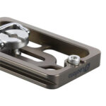 Leofoto NP-65T Snelkoppelingsplaat bronze zijaanzicht met Arca-Swiss profiel en logo