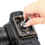 Leofoto NP-65T Snelkoppelingsplaat bronze gemonteerd onder camera bij handmatige bevestiging