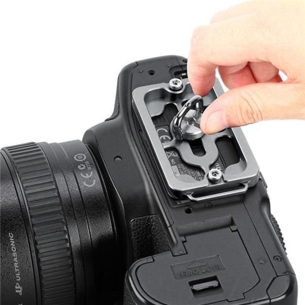 Leofoto NP-65T Snelkoppelingsplaat silver gemonteerd onder camera bij handmatige bevestiging