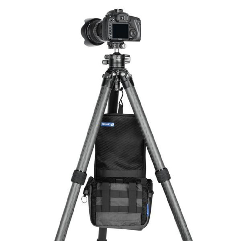 Leofoto HK-01 Tegengewichthaak bevestigd aan Ranger statief met opgehangen cameratas als contragewicht
