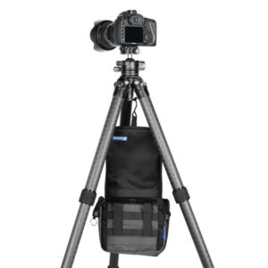 Leofoto HK-01 Tegengewichthaak bevestigd aan Ranger statief met opgehangen cameratas als contragewicht