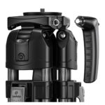 Leofoto HP-01 Handvat bevestigd aan Leofoto videostatief in verticale draagpositie