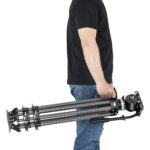Leofoto HP-01 Handvat draagpositie met statief aan hand van gebruiker