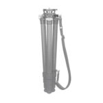 Leofoto QDM-2 Stopcontact gemonteerd op statief met bevestigde draagriem in schouderconfiguratie