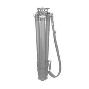 Leofoto QDM-2 Stopcontact gemonteerd op statief met bevestigde draagriem in schouderconfiguratie