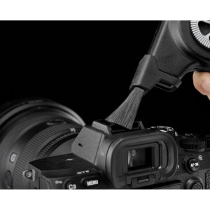 Leofoto EB-01-A01 Borstel ronde borstelmond waarmee de zoeker en bovenzijde van een DSLR-camera worden gereinigd.