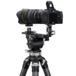Leofoto VR-250 Lensvoet telelens en camera gemonteerd op VR-250 KIT bovenop statiefkop, frontschuin aanzicht.