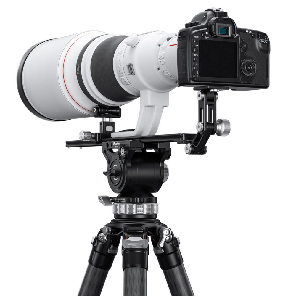 Leofoto VR-400 Lensvoet telelens en systeemcamera gemonteerd op VR-400 KIT op statiefkop voor extra ondersteuning.