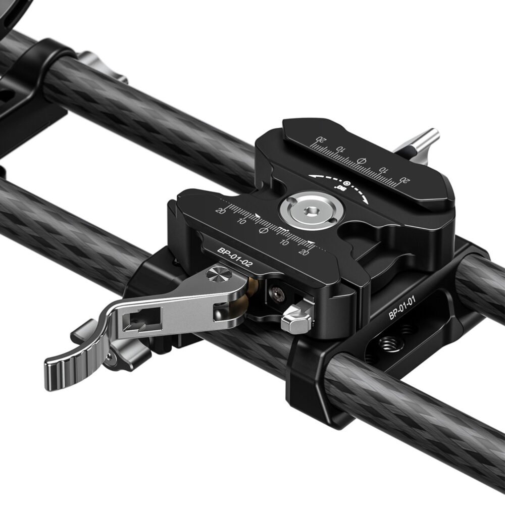 Leofoto BP-01 KIT Camera Cage onderaanzicht van rig met verstelbare onderdelen en montagepunten