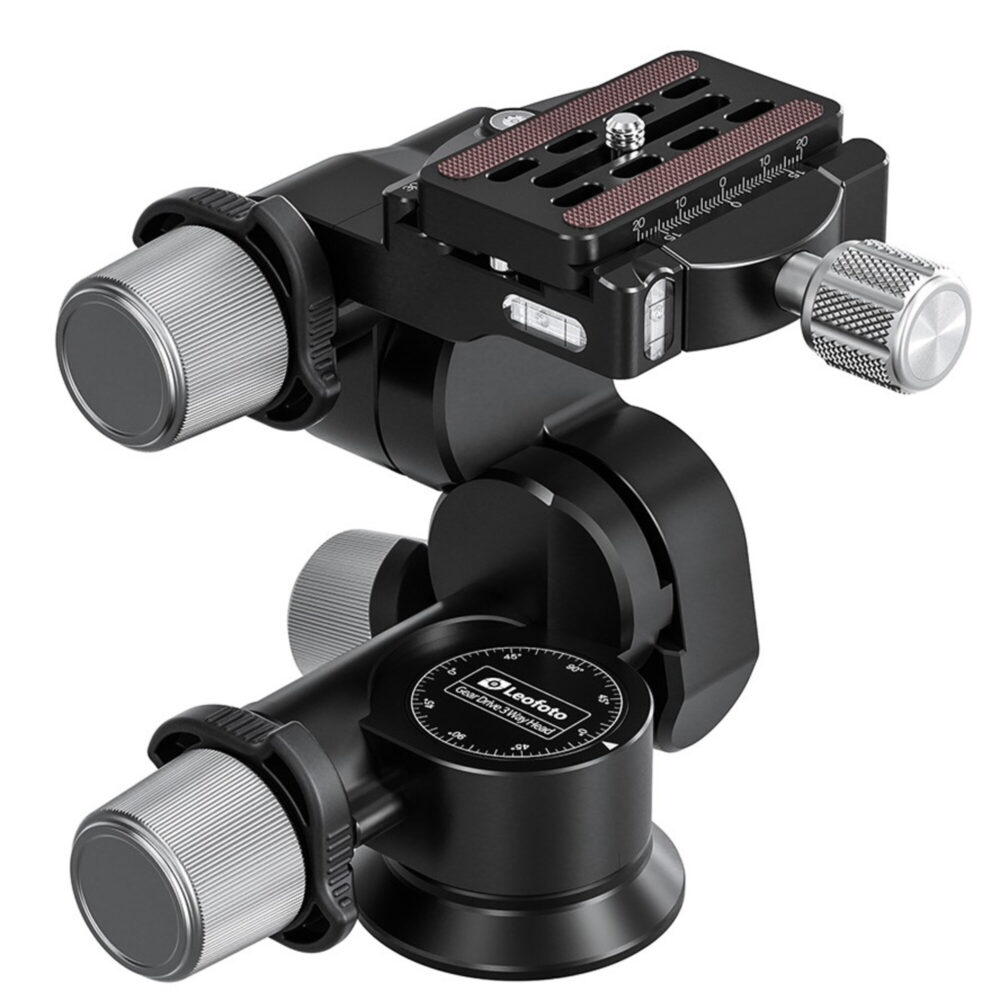 Leofoto GW-01 Statief-gearhead diagonaal aanzicht met ver naar voren gestelde bovenplaat voor maximale reikwijdte.