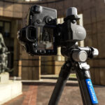 Leofoto GW-01 Statief-gearhead met camera op statief in verticale hoge-stand gericht op gebouwen in de stad.