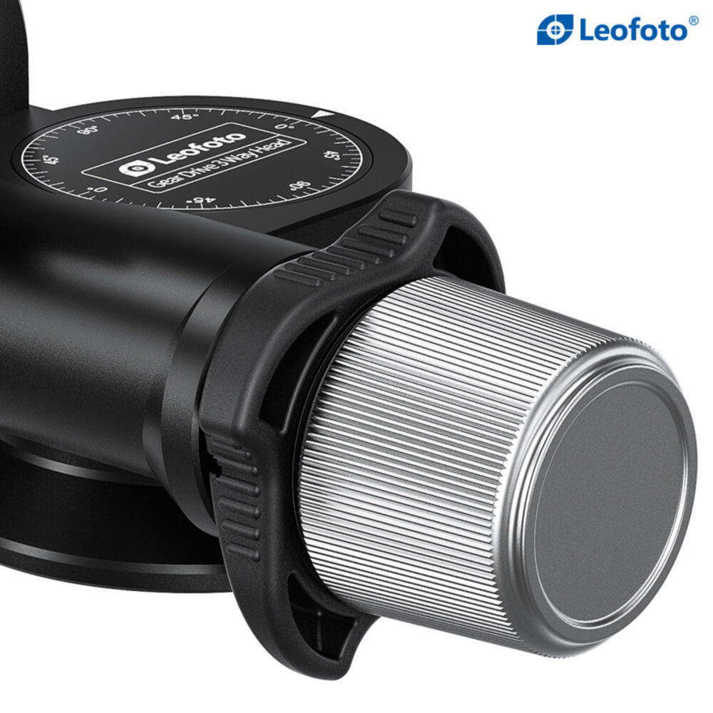 Leofoto GW-01 Statief-gearhead close-up van bediende draaiknop tijdens het exact uitlijnen van de camera.