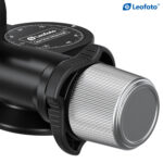 Leofoto GW-01 Statief-gearhead close-up van bediende draaiknop tijdens het exact uitlijnen van de camera.