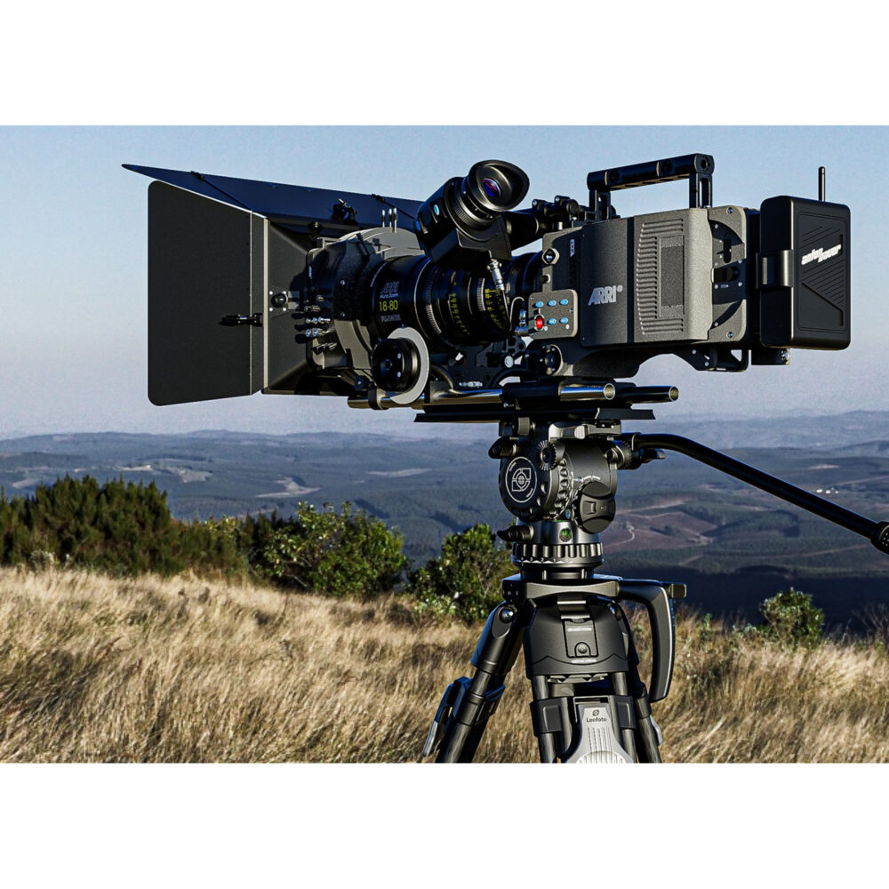 Leofoto FH-20 Videokop opgesteld op statief met videocamera en mattebox in buitenomgeving