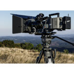 Leofoto FH-20 Videokop opgesteld op statief met videocamera en mattebox in buitenomgeving