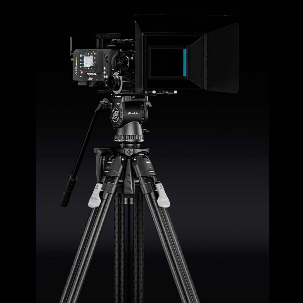 Leofoto FH-20 Videokop video-opstelling op statief in indoor omgeving met monitorbevestiging