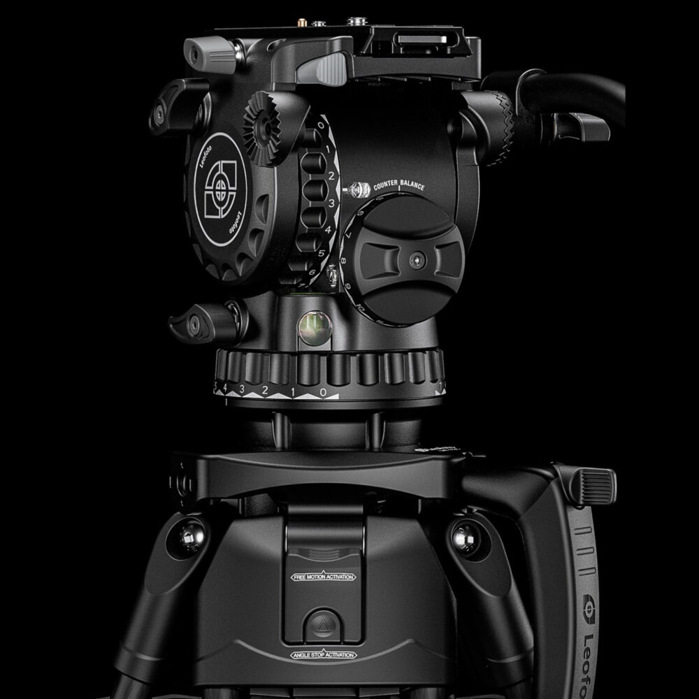 Leofoto FH-20 Videokop gemonteerd met videocamera op studio-opstelling tegen donkere achtergrond