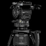 Leofoto FH-20 Videokop gemonteerd met videocamera op studio-opstelling tegen donkere achtergrond