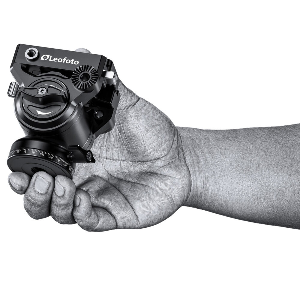 Leofoto BV-5L Videokop compacte videokop die in een hand wordt gehouden om het lage gewicht te tonen.