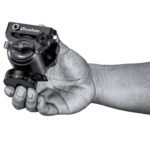 Leofoto BV-5L Videokop compacte videokop die in een hand wordt gehouden om het lage gewicht te tonen.