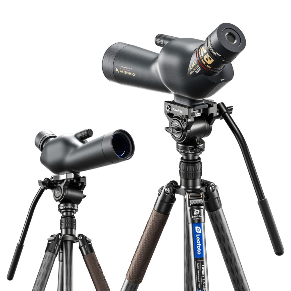 Leofoto BV-5L Videokop gemonteerd op statief met twee spottingscopes voor vogelobservatie in het veld.
