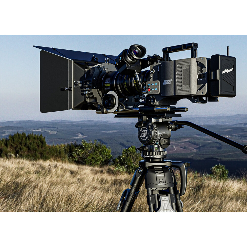 Leofoto FH-20M Videokop in het veld gemonteerd op statief met zware cinema-camera en matte box.