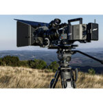 Leofoto FH-20M Videokop in het veld gemonteerd op statief met zware cinema-camera en matte box.