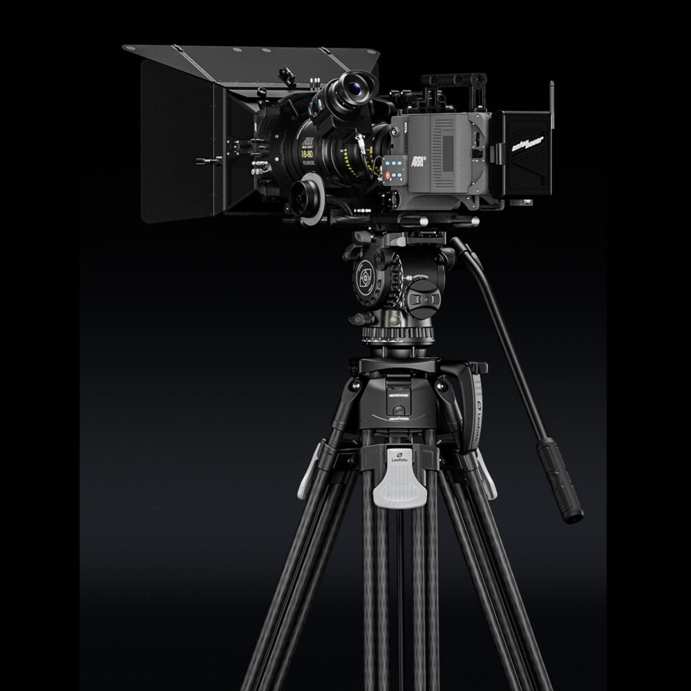 Leofoto FH-20M Videokop studioweergave op statief met grote videocamera en accessoires op zwarte achtergrond.