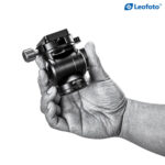Leofoto BV-1 Videokop compact vastgehouden in hand voor demonstratie van grootte