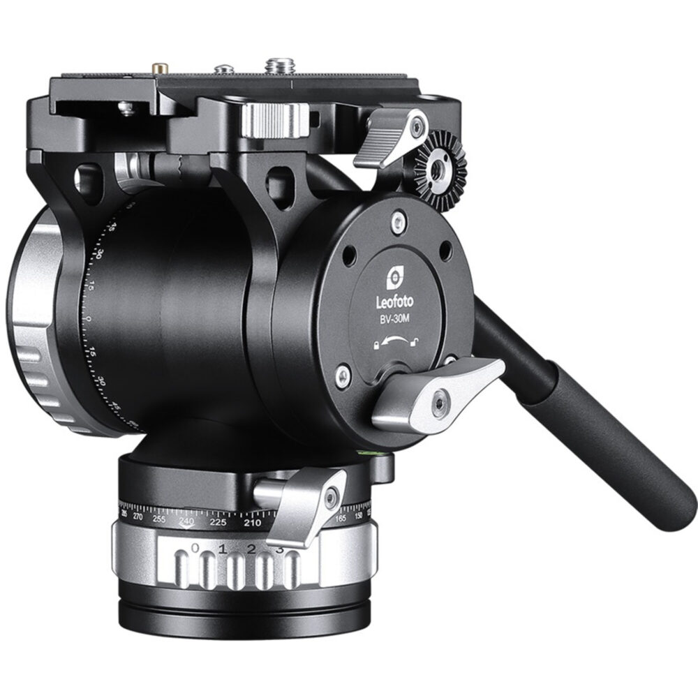 Leofoto BV-30M Videokop gemonteerd op statief met zware telelens tijdens gebruik in groene natuur.