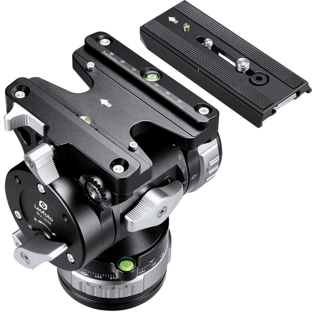 Leofoto BV-30M Videokop gebruikt met telelens op rotsachtige ondergrond voor wildlife- of landschapsvideo.