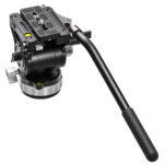 Leofoto BV-15L Videokop schuin vooraanzicht met bedieningsarm en zichtbare libel op de camerabasis.