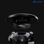 Leofoto-Universal-Monopod-Tripod-Base-VD-03-2 Leofoto VD-03 Statiefvoet close-up van de vlakke montageplaat en kogelkop van het ministatief, laag standpunt op donkere achtergrond.