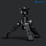 Leofoto-Universal-Monopod-Tripod-Base-VD-03-3 Leofoto VD-03 Statiefvoet ministatief in middelhoge stand met één poot naar achteren en twee naar voren op donkere achtergrond.