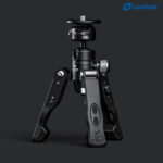 Leofoto-Universal-Monopod-Tripod-Base-VD-03-4 Leofoto VD-03 Statiefvoet rechtopstaand ministatief met verticale middenkolom en breed gespreide poten op donkere achtergrond.