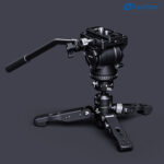 Leofoto-Universal-Monopod-Tripod-Base-VD-03-6 Leofoto VD-03 Statiefvoet ministatief gebruikt als basis met gemonteerde videokop en panhandgreep op donkere achtergrond.