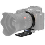 Leofoto-Lens-foot-UL-02-black-2 Leofoto UL-02 Lensvoet gemonteerd rond een teleobjectief op een systeemcamera, waarbij de cameracombinatie op de Arca-Swiss voet staat.